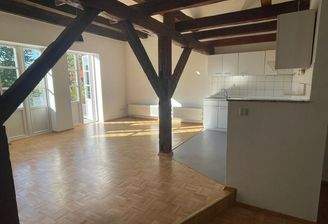 Heller Essbereich mit angrenzender Dachterrasse