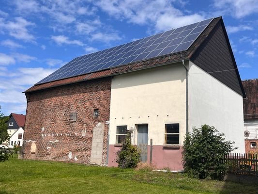 Nebengebäude (Scheune und Stall) mit PV-Anlage