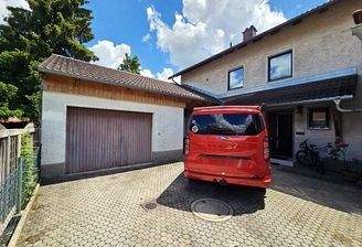 Hausansicht und Garage
