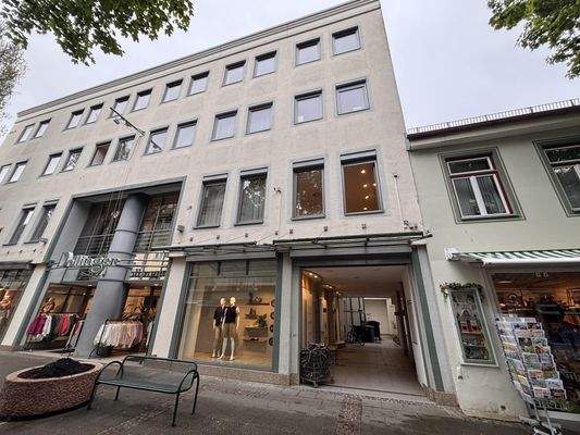 Fassade mit Durchgang zur Warenannahme