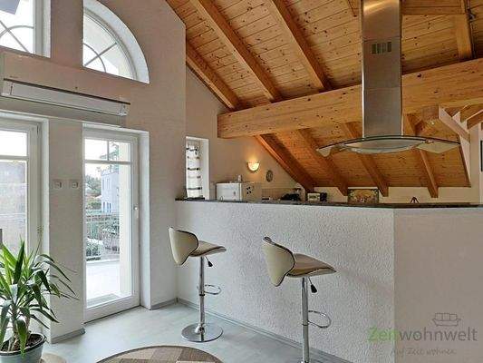 Barhocker und Klimaanlage (links oben)