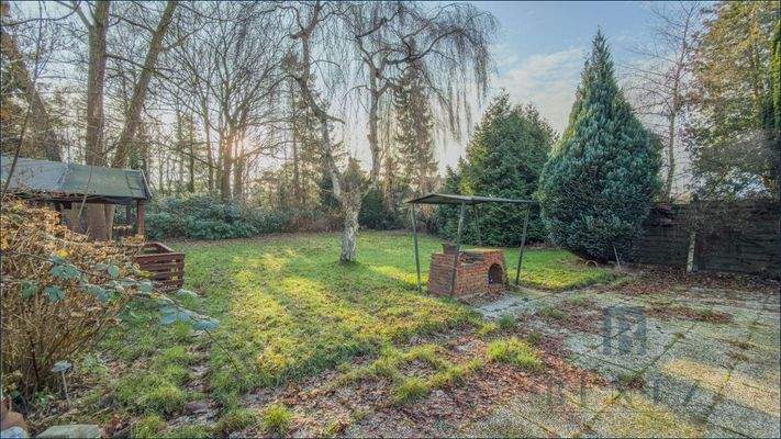 Terrasse mit Blick in den Garten