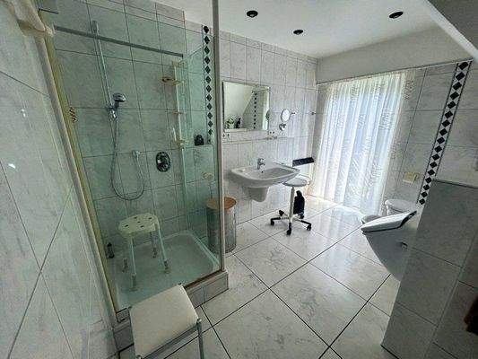 weiteres Bad mit Dusche