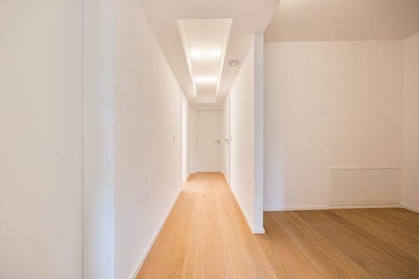 Weitläufiger Flur mit Platz für eine Garderobe und