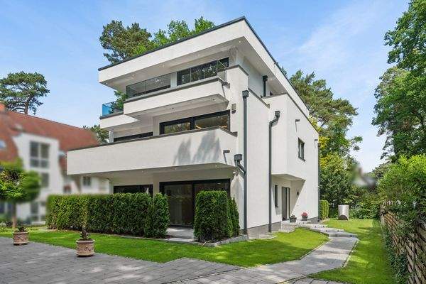 Die moderne Architektur des Hauses ermöglicht die effiziente Nutzung aller Ebenen. Südbalkone verwöhnen die Bewohner und Gäste