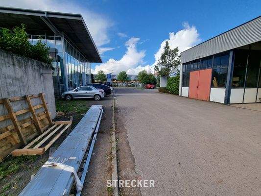 Zufahrt vom Hof gesehen