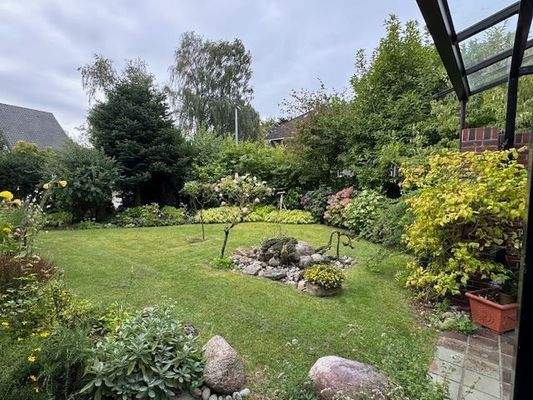 sommerlich blühender Garten