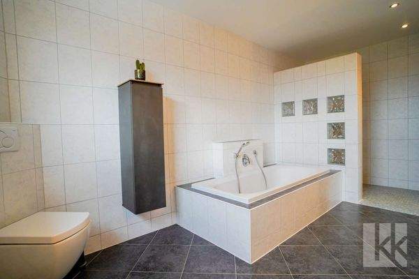 ...mit Badewanne, Dusche...