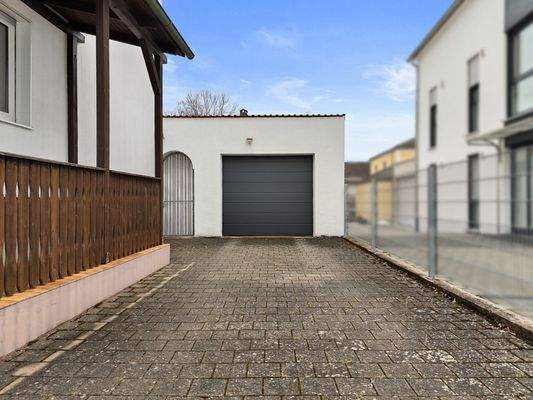 Hofeinfahrt und Garage
