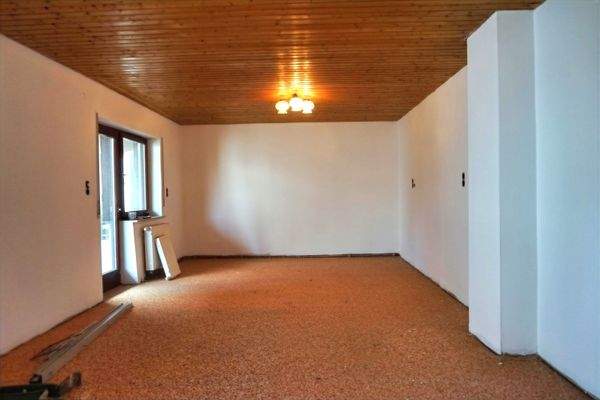 Wohnzimmer mit Balkon