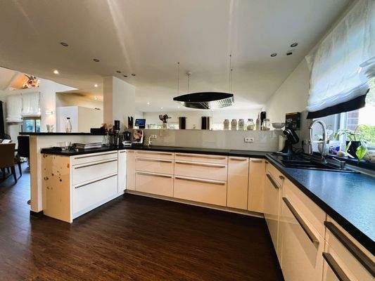 Moderne Küche mit Essbereich