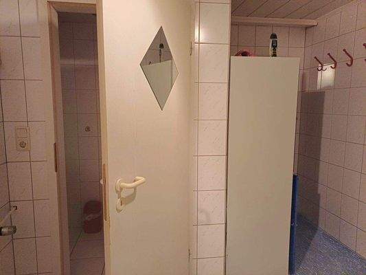 Kleider Spind und WC