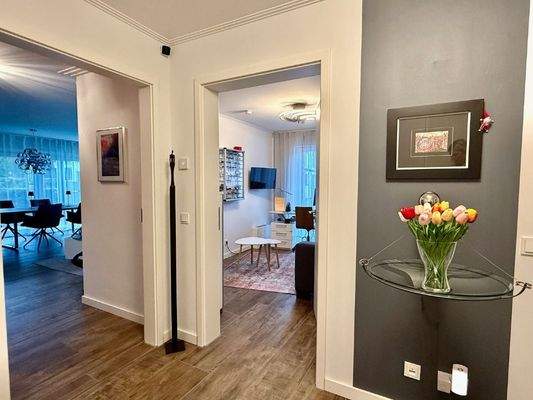 Flur mit Zugang zum Gästezimmer und Wohnzimmer