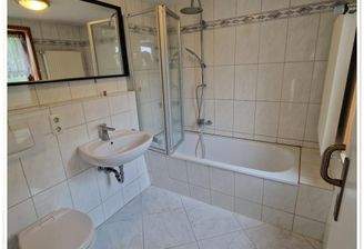 Bad mit Wanne und Fenster