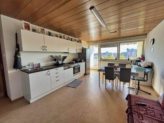 Küche und Wohn- und Esszimmer