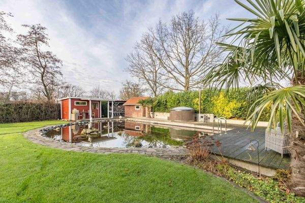 Wellnessoase im eigenen Garten mit eigener Sauna und Badefass