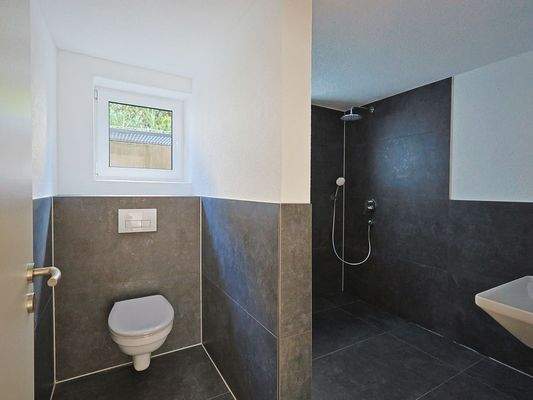 Modernes Tageslichtbad mit bodentiefer Dusche