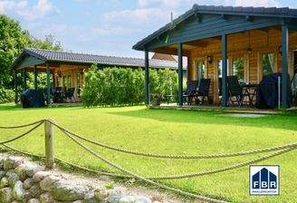 Ferienobjekte mit Terrassen und Seeblick