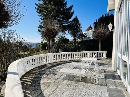 Ihr Sonnenplatz... die große, bogenförmig gestaltete Terrasse mit repräsentativem Brüstungsgeländer (Balustrade)
