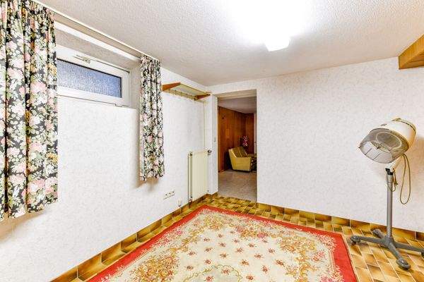 Wohnlichausgebauter Raum Keller