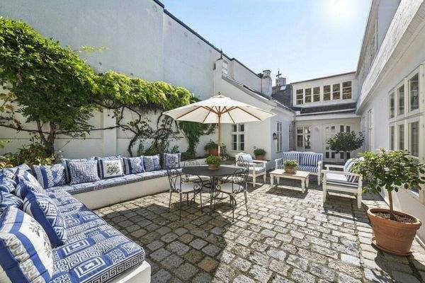 Staging-Innenhof mit Sitzecke_KI generiert