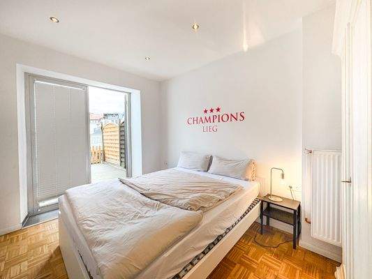 Schlafzimmer mit Zugang zur Sonnenloggia