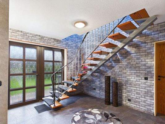 Weitläufiger, heller Eingangsbereich