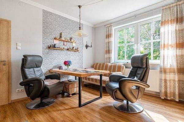 Esszimmer mit Blick in den Garten