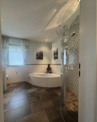 Badezimmer mit Badewanne und Dusche OG