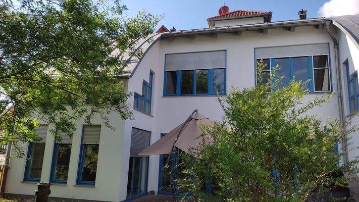 Haus mit blauen Fenstern