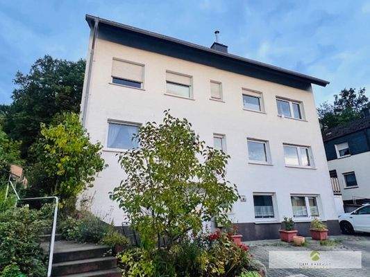 Vorderansicht des Objektes mit PKW-Stellplätzen und 2 Garagen