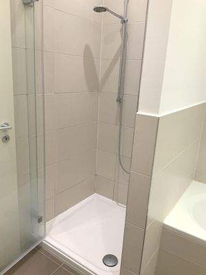 Badezimmer mit fast ebenerdiger Dusche