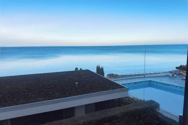 Blick auf das Meer und den Pool