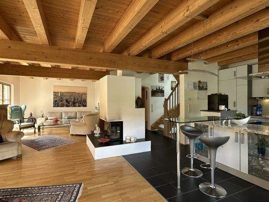 Der offene Wohn- und Essbereich mit gemütlichem Kaminofen