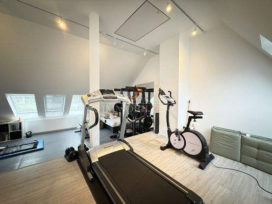 Lichtdurchfluteter Dachboden