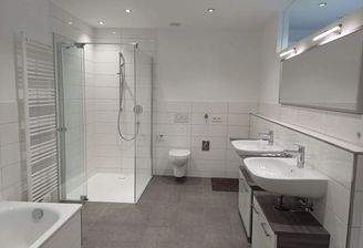 Bad mit Wanne und Dusche