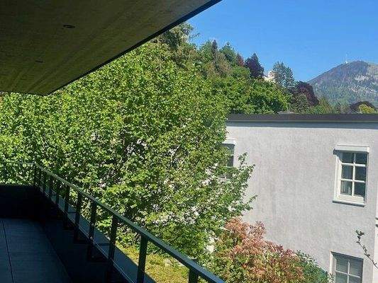 überdachter Balkon mit Festungs- und Gaisbergblick