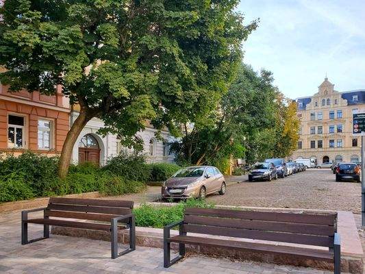 Neue Bänke Schwetschkestraße.jpg