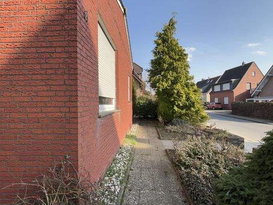 Vorderseite des Hauses mit Blick auf die Straße