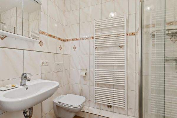 Staffelgeschoss: Bad mit Dusche