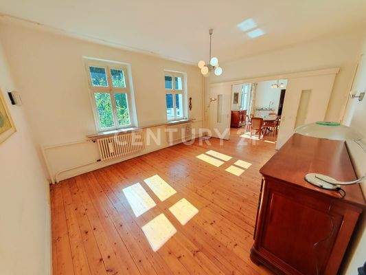 lichtdurchflutetes Arbeitszimmer im EG