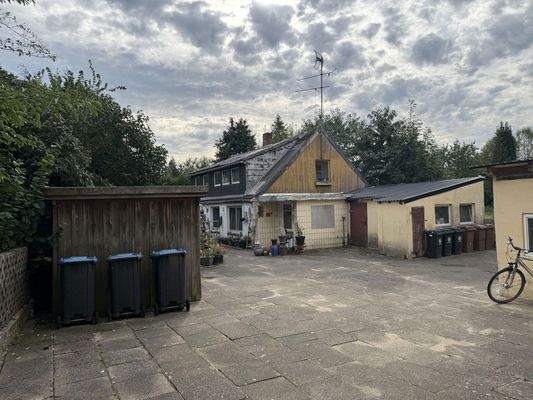 Hof und Nebengebäude I