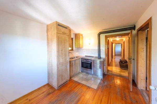 Küche mit Zugang zum Flur und Essbereich