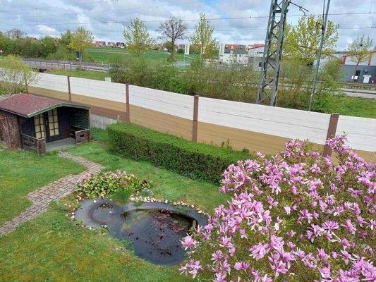 Blick auf Gartenteich und Gart