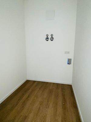 Weisser Raum mit Holzboden