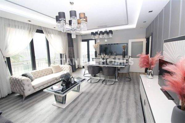 Luxury Flats with Pool, Gym and Parking in Beylikdüzü