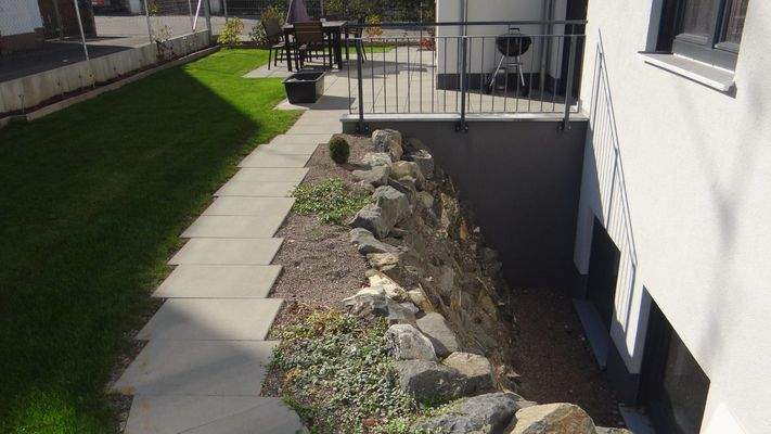 Lichthof mit Steinböschung für den Souterrain.JPG