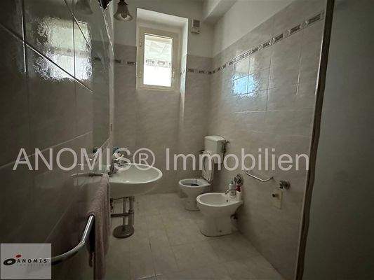 Bad mit Dusche, WC, Bidet