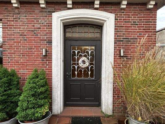 Als Visitenkarte des Hauses rundet die geschmackvolle Eingangstür den ersten Eindruck ab