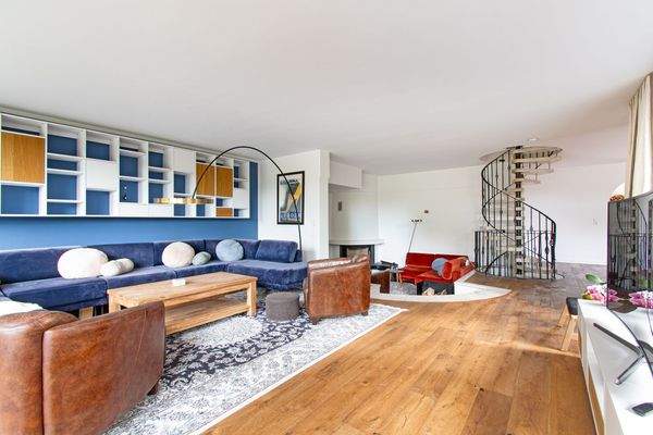 Wohnbereich: Lichtdurchfluteter Wohnraum mit offen